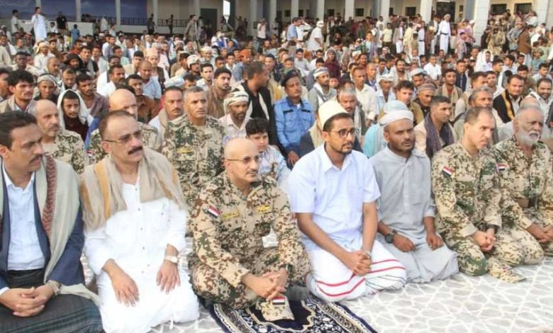 Council member Tariq Saleh performs Eid al-Adha prayers with citizens in Al-Mokha.