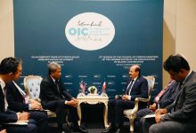 The Foreign Minister discusses ways to strengthen bilateral relations with his Malaysian counterpart.