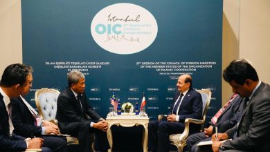 The Foreign Minister discusses ways to strengthen bilateral relations with his Malaysian counterpart.