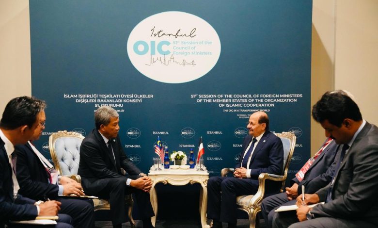 The Foreign Minister discusses ways to strengthen bilateral relations with his Malaysian counterpart.