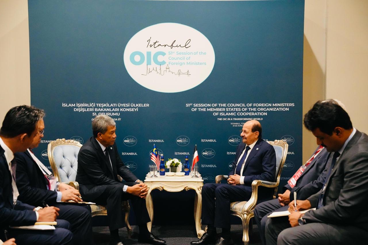 The Foreign Minister discusses ways to strengthen bilateral relations with his Malaysian counterpart.