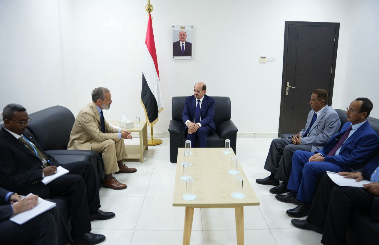 The Foreign Minister meets with the UN Resident Coordinator in Yemen during a visit to Aden.