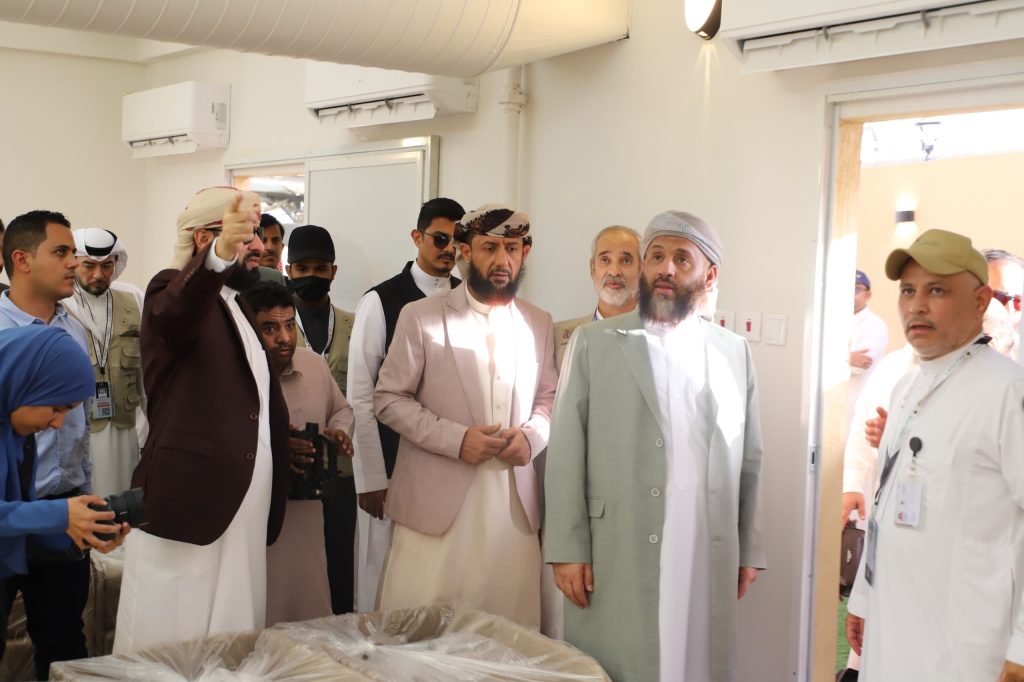 The Minister of Awqaf and Guidance inspects Yemeni pilgrims' camps in the holy sites.