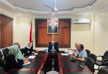 The Minister of Water and Environment discusses preparations for a water sector development workshop in Aden with an ICRC delegation.