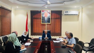 The Minister of Water and Environment discusses preparations for a water sector development workshop in Aden with an ICRC delegation.
