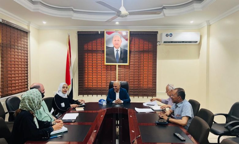 The Minister of Water and Environment discusses preparations for a water sector development workshop in Aden with an ICRC delegation.