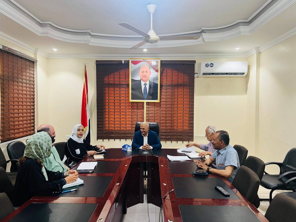 The Minister of Water and Environment discusses preparations for a water sector development workshop in Aden with an ICRC delegation.