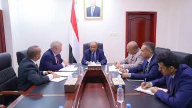 The Prime Minister receives the UNICEF representative in Aden.