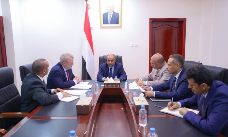The Prime Minister receives the UNICEF representative in Aden.