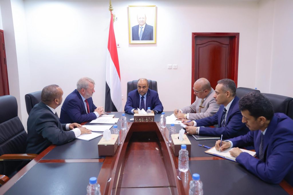 The Prime Minister receives the UNICEF representative in Aden.