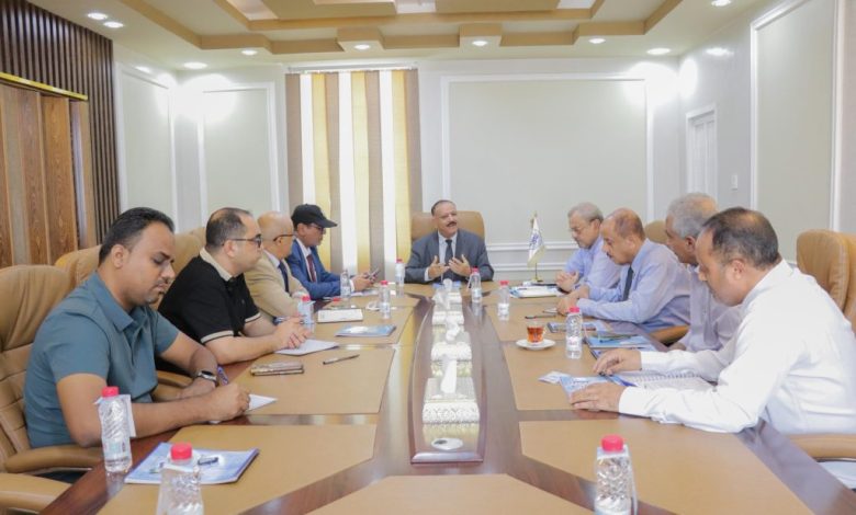 The Transport Minister discusses arrangements to expedite the operation of private investment airline flights.