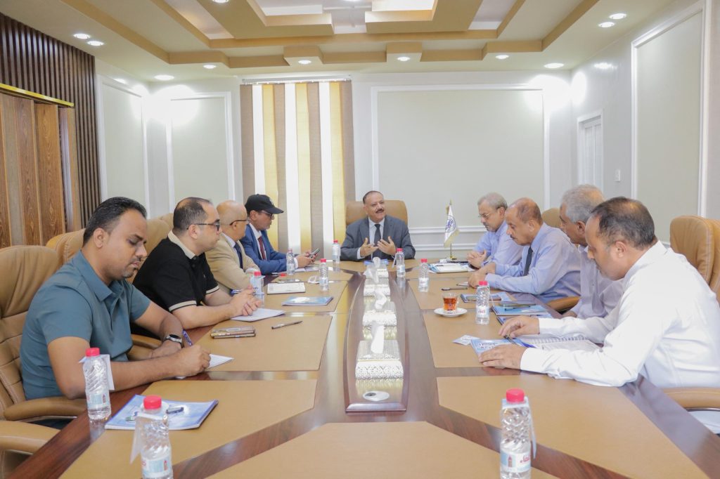 The Transport Minister discusses arrangements to expedite the operation of private investment airline flights.