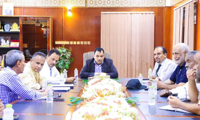 A meeting in Aden discusses the progress of the fishery port construction project.