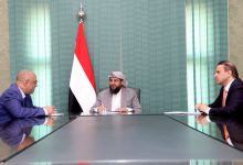 A member of the Presidential Leadership Council, Al-Mahrimi, discusses institutional performance development strategies with Minister Badhieb.