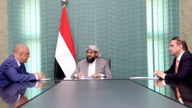 A member of the Presidential Leadership Council, Al-Mahrimi, discusses institutional performance development strategies with Minister Badhieb.