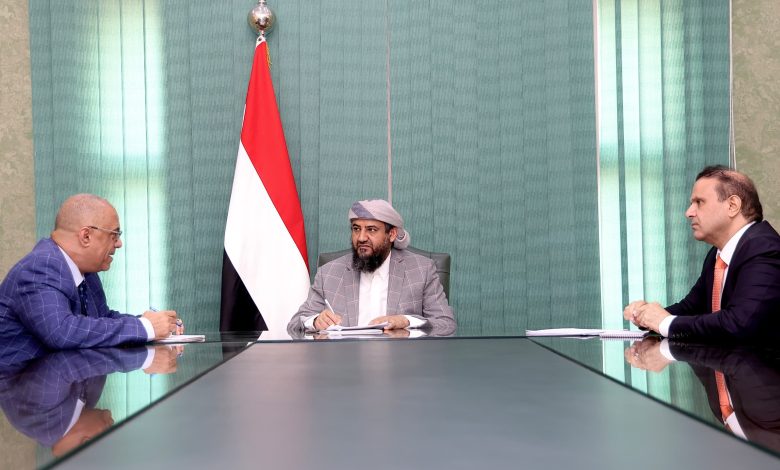 A member of the Presidential Leadership Council, Al-Mahrimi, discusses institutional performance development strategies with Minister Badhieb.