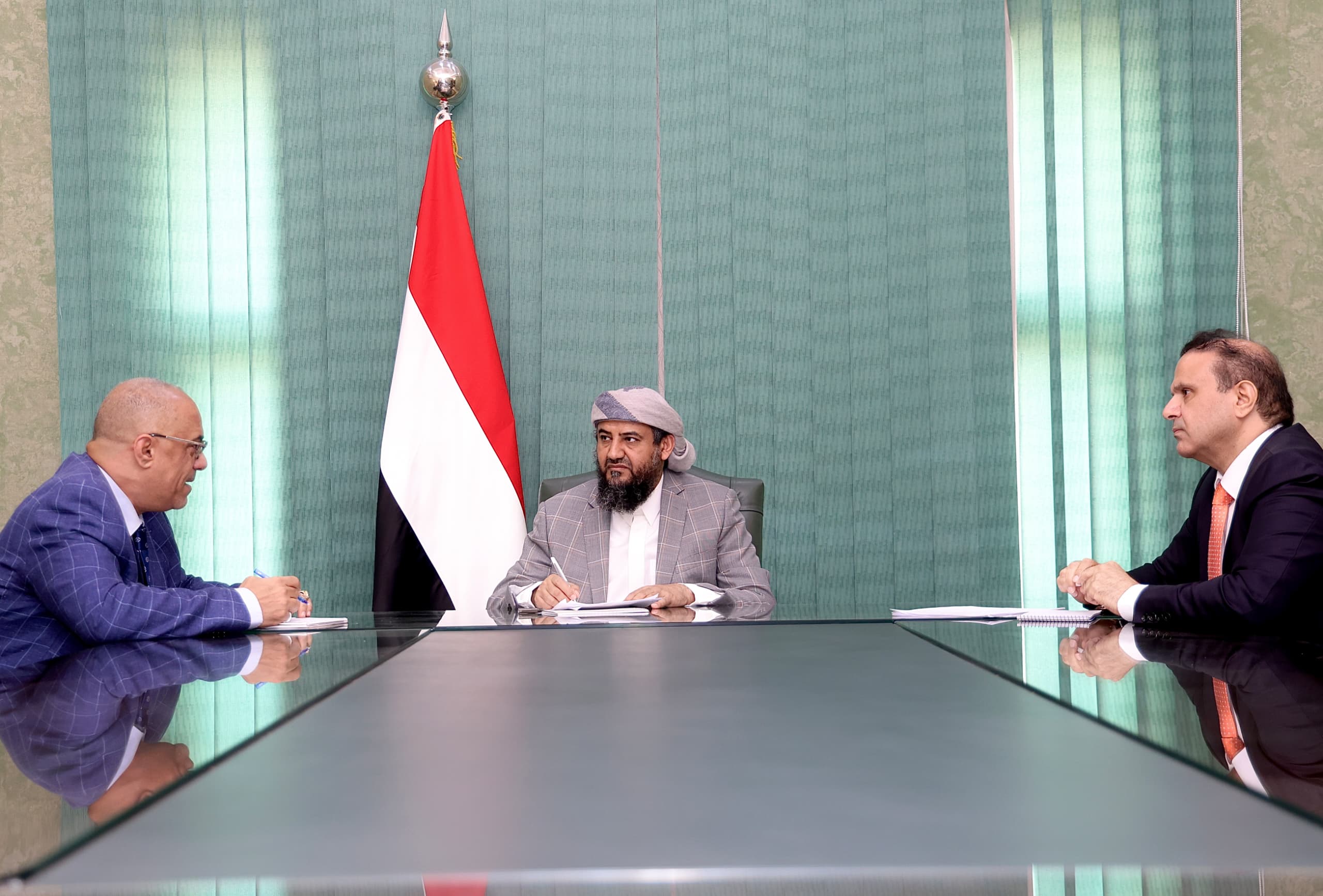 A member of the Presidential Leadership Council, Al-Mahrimi, discusses institutional performance development strategies with Minister Badhieb.
