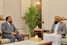 A member of the Presidential Leadership Council discusses infrastructure conditions and road project priorities with the Minister of Public Works.