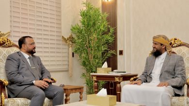 A member of the Presidential Leadership Council discusses infrastructure conditions and road project priorities with the Minister of Public Works.