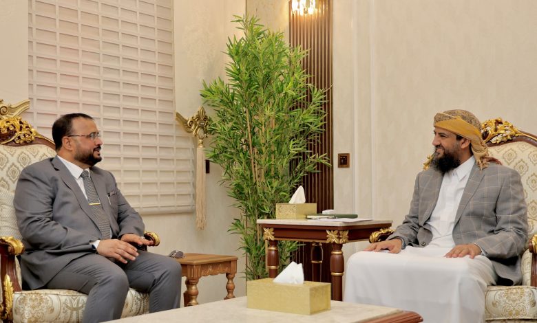 A member of the Presidential Leadership Council discusses infrastructure conditions and road project priorities with the Minister of Public Works.