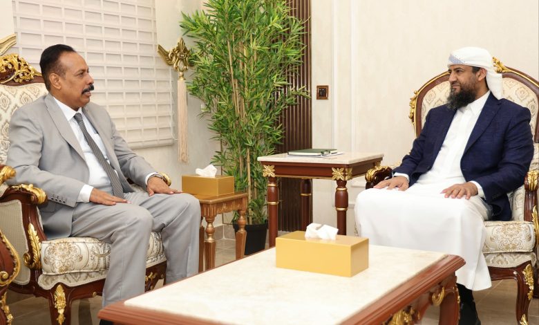 Council member Abdulrahman Al-Mahrami emphasizes the priority of road projects in the temporary capital, Aden.