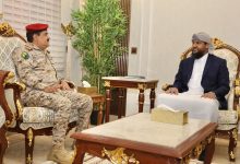 Council member Al-Mahrami discusses military updates and strengthening defense capabilities with the Minister of Defense.