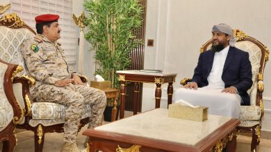 Council member Al-Mahrami discusses military updates and strengthening defense capabilities with the Minister of Defense.