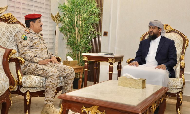 Council member Al-Mahrami discusses military updates and strengthening defense capabilities with the Minister of Defense.