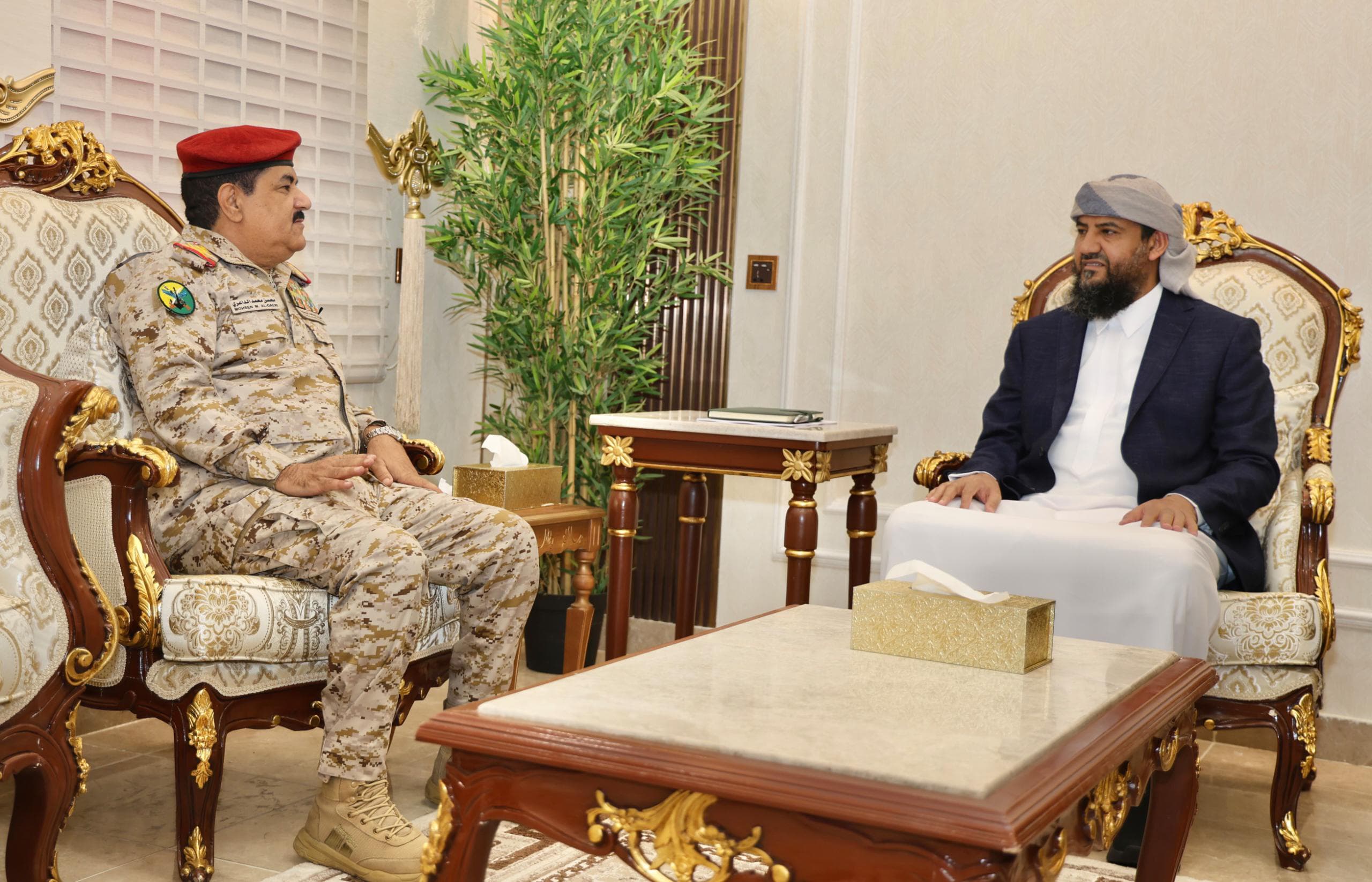 Council member Al-Mahrami discusses military updates and strengthening defense capabilities with the Minister of Defense.