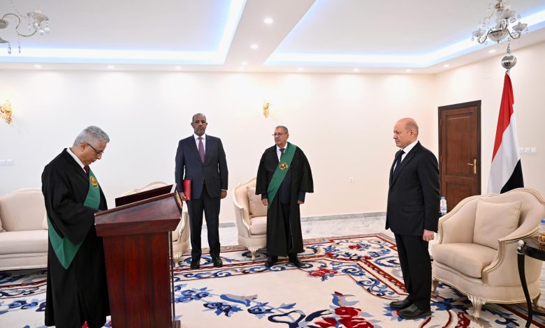 Judge Sahl Hamza takes the oath of office as Secretary-General of the Supreme Judicial Council.