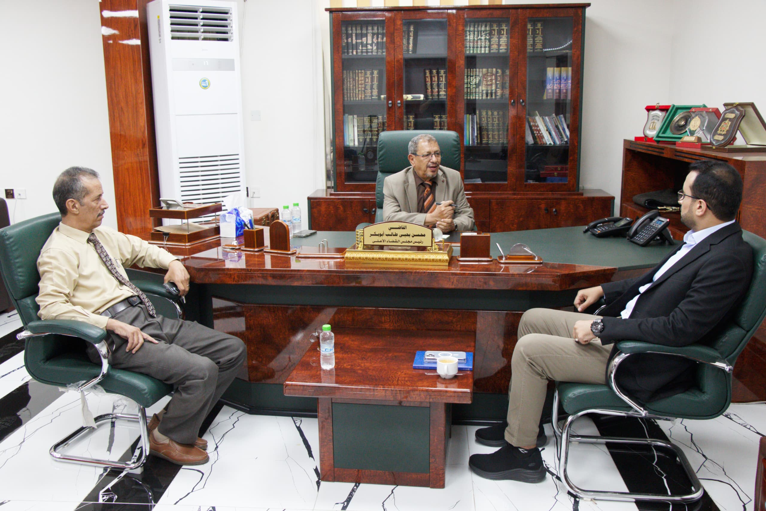 Meeting in Aden discusses efforts to protect state lands and properties.