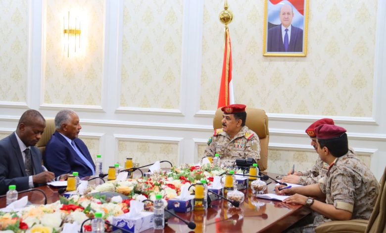 The Defense Minister meets with the ambassadors of Sudan and Japan in Aden.