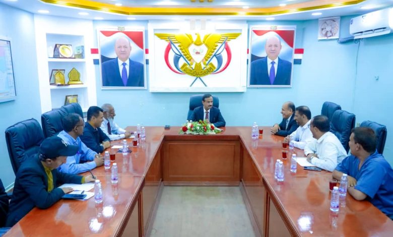The Governor of Shabwa emphasizes judicial independence and discusses enhancing financial resources and the activities of the medical college.