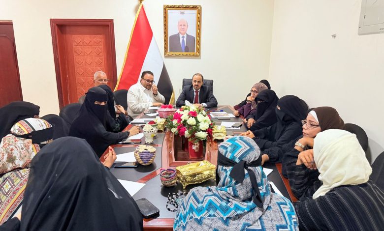 The Minister of Information, Culture, and Tourism meets with women's craft associations, pledging support for traditional crafts and industries.