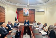 The Minister of Water and Environment discusses water sector capacity projects in Yemen with a World Bank delegation.