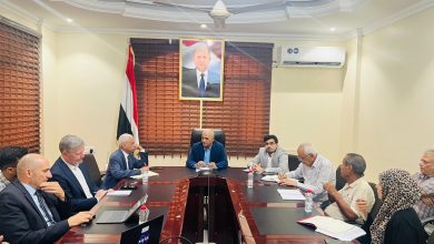 The Minister of Water and Environment discusses water sector capacity projects in Yemen with a World Bank delegation.