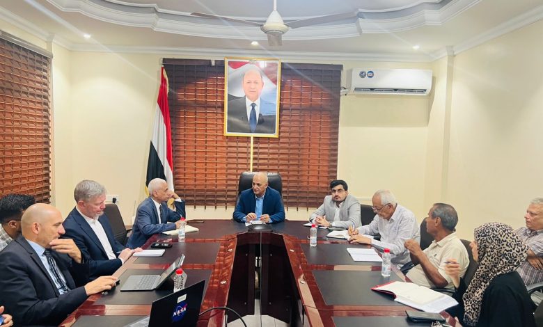 The Minister of Water and Environment discusses water sector capacity projects in Yemen with a World Bank delegation.
