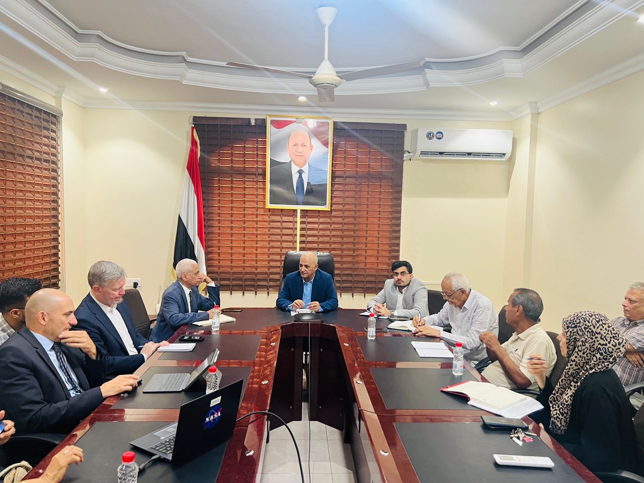 The Minister of Water and Environment discusses water sector capacity projects in Yemen with a World Bank delegation.