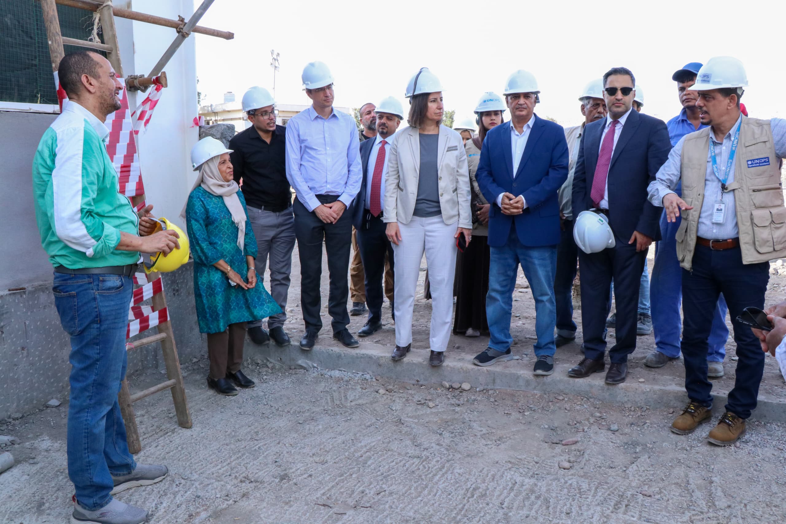 The Minister of Water and a World Bank delegation review progress on the water pumping station project in the Al-Barzakh area.