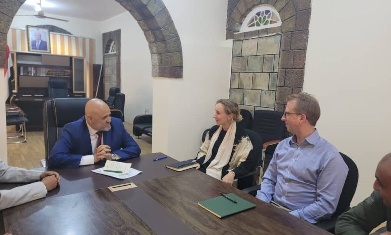 The Taiz governor discusses support for demining efforts with the UN's senior advisor on mine action.