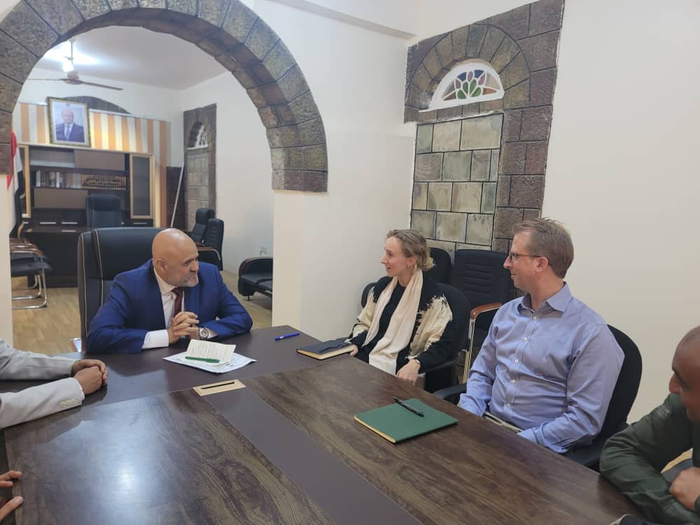 The Taiz governor discusses support for demining efforts with the UN's senior advisor on mine action.