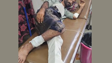 A Houthi sniper injured a young man in Taiz, just days after an elderly man was killed in the Al-Kalabah neighborhood.