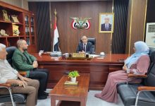 A meeting in Aden, led by the Minister of Industry and Trade, discusses preparations for a field inspection campaign to regulate drug prices.