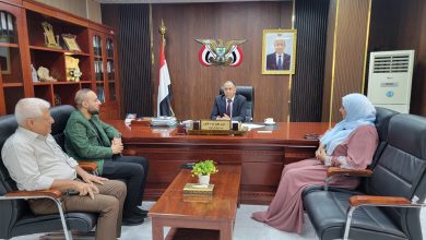 A meeting in Aden, led by the Minister of Industry and Trade, discusses preparations for a field inspection campaign to regulate drug prices.
