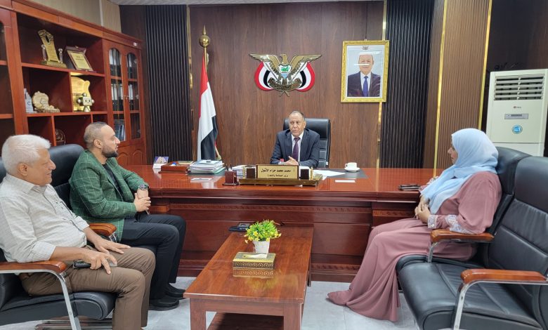 A meeting in Aden, led by the Minister of Industry and Trade, discusses preparations for a field inspection campaign to regulate drug prices.