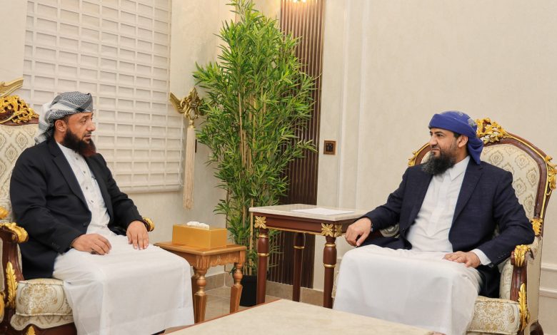 Council member Abdulrahman Al-Mahrami discusses community awareness development plans with the Deputy Minister of Awqaf.