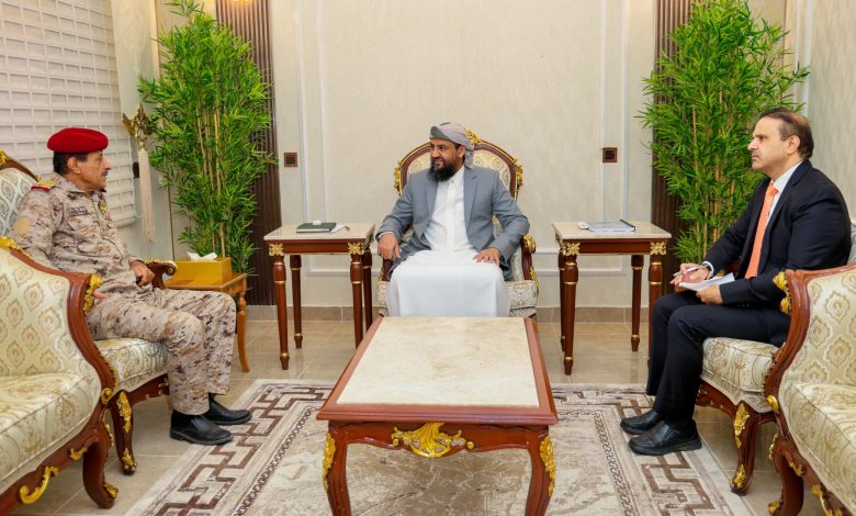 Council member Abdulrahman Al-Mahrami discusses military developments and operational coordination with the Deputy Chief of Staff.