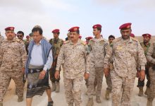 The Defense Minister inspects Al-Ghaydah front and lays the foundation stone for a new command building in Al-Mahra.