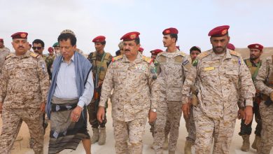The Defense Minister inspects Al-Ghaydah front and lays the foundation stone for a new command building in Al-Mahra.