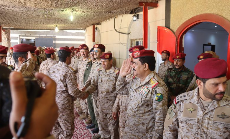 The Defense Minister inspects the fronts of Kitaf and Al-Buq'a, praising the resilience of fighters in Saada.